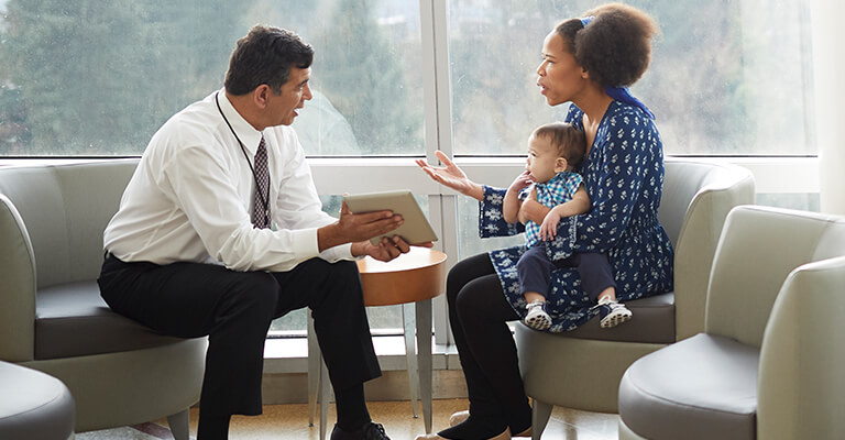 Imagem de uma família recebendo orientação no hall do hospital