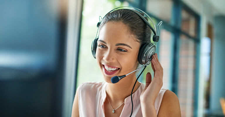 Imagem de uma profissional atendendo as dúvidas dos clientes por telefone